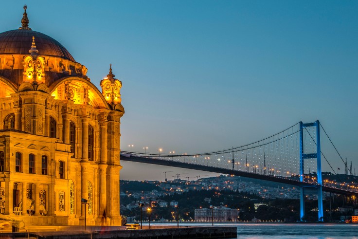 Istanbul: Where East Meets West - A Magical Journey through History and Culture